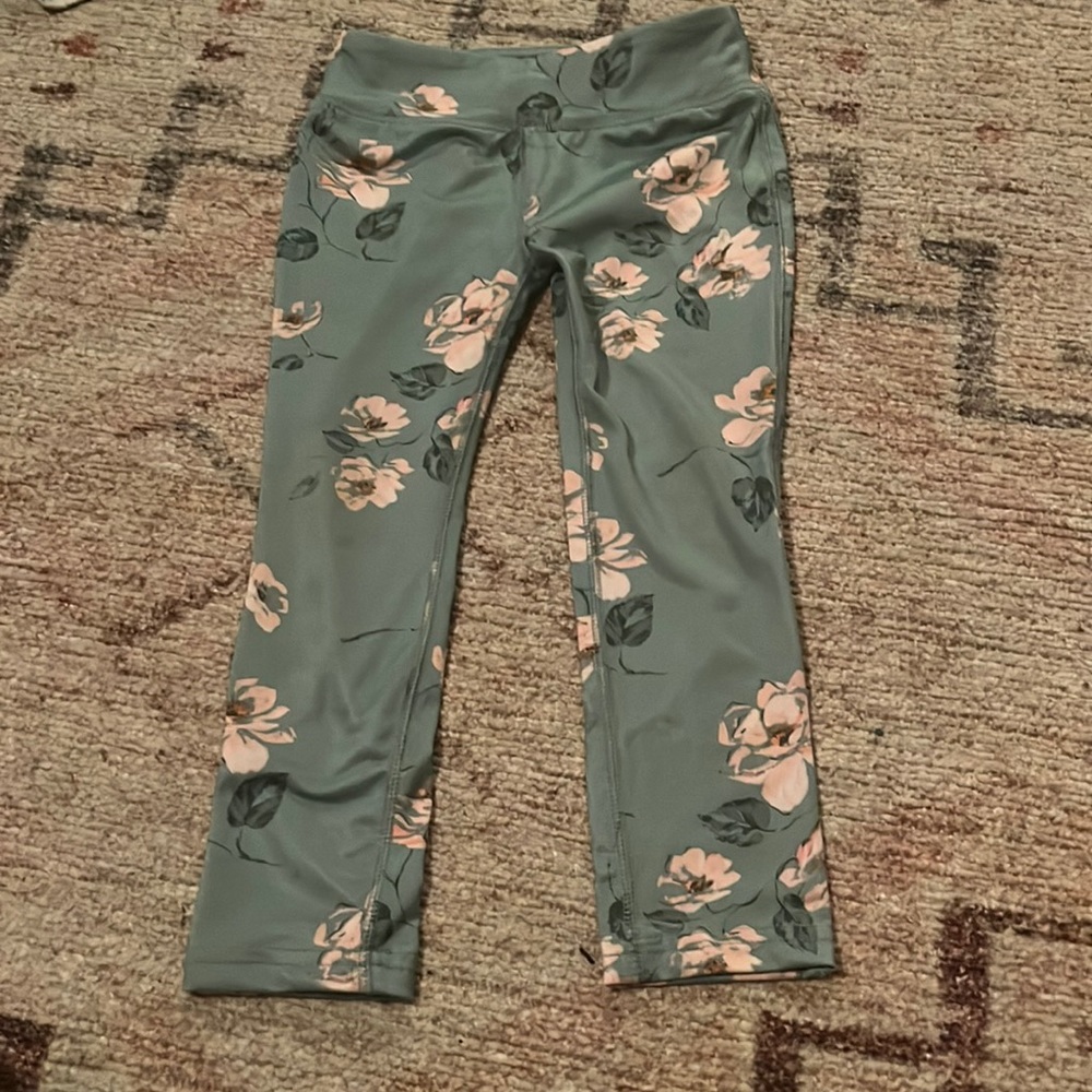 OshKosh B’gosh. Size 4. Green and pink flowers.